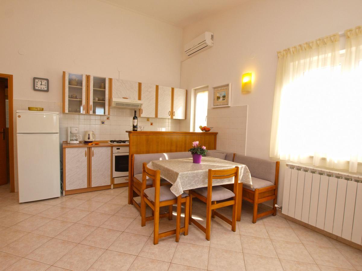 Apartments Iva 1534 Pola Esterno foto