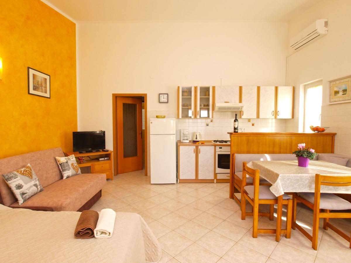 Apartments Iva 1534 Pola Esterno foto