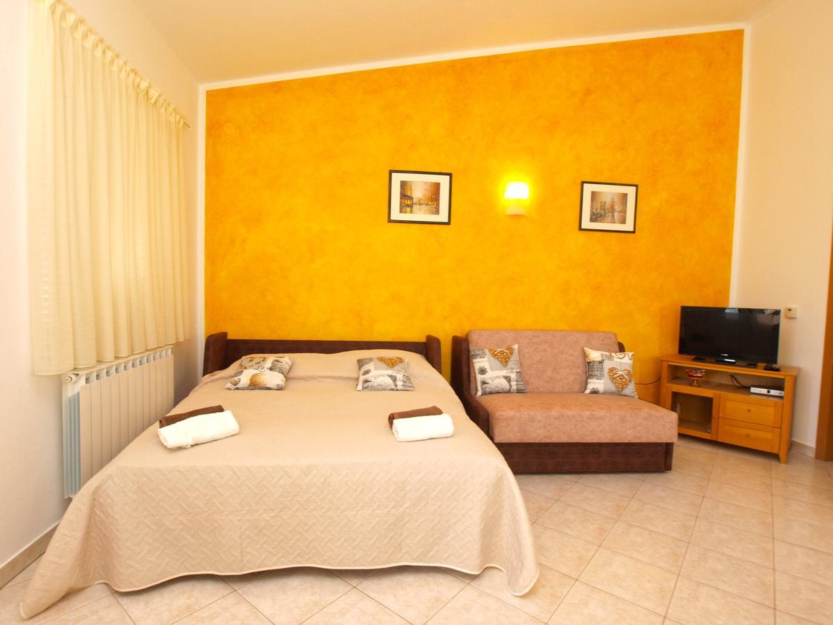 Apartments Iva 1534 Pola Esterno foto