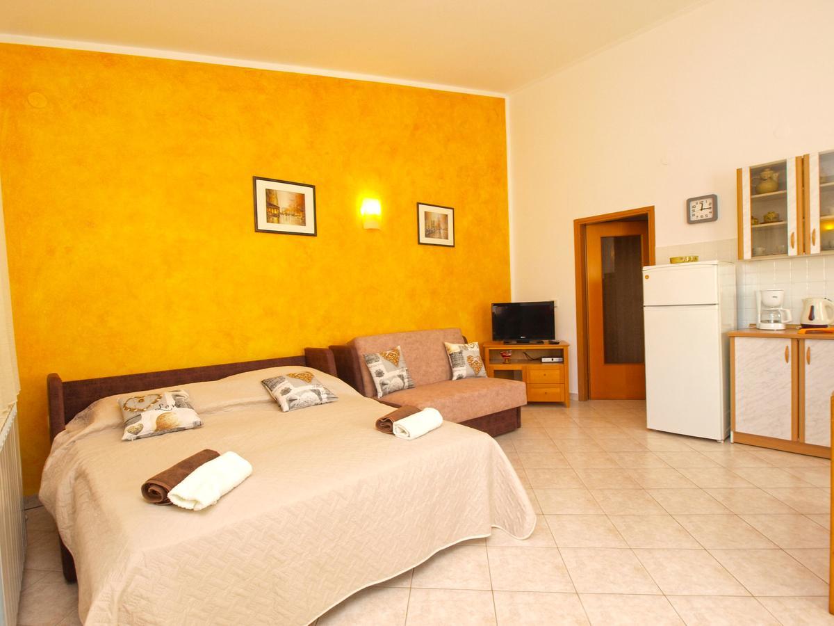 Apartments Iva 1534 Pola Esterno foto