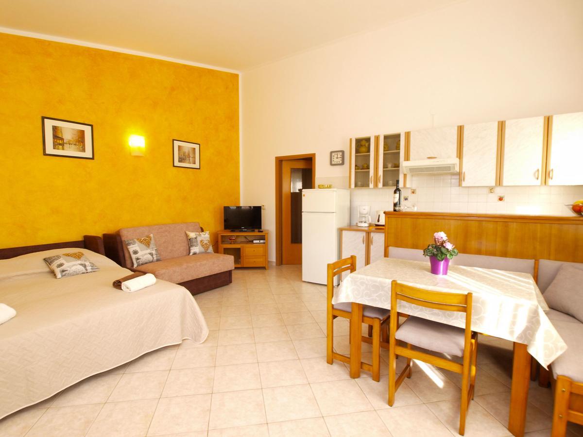 Apartments Iva 1534 Pola Esterno foto